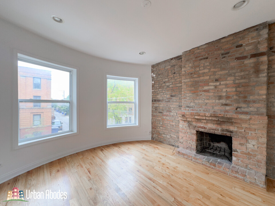 1515 W Cornelia Ave, Unit M03B in Chicago, IL - Building Photo