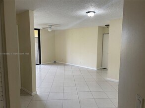 5661 Riverside Dr in Coral Springs, FL - Building Photo - Building Photo