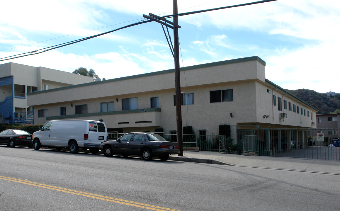 10085 Tujunga Canyon Blvd in Tujunga, CA - Building Photo