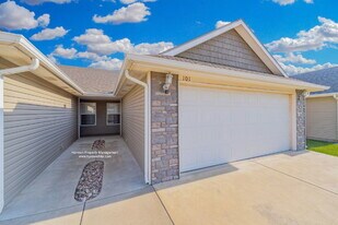 5326 N Hillside St in Wichita, KS - Building Photo