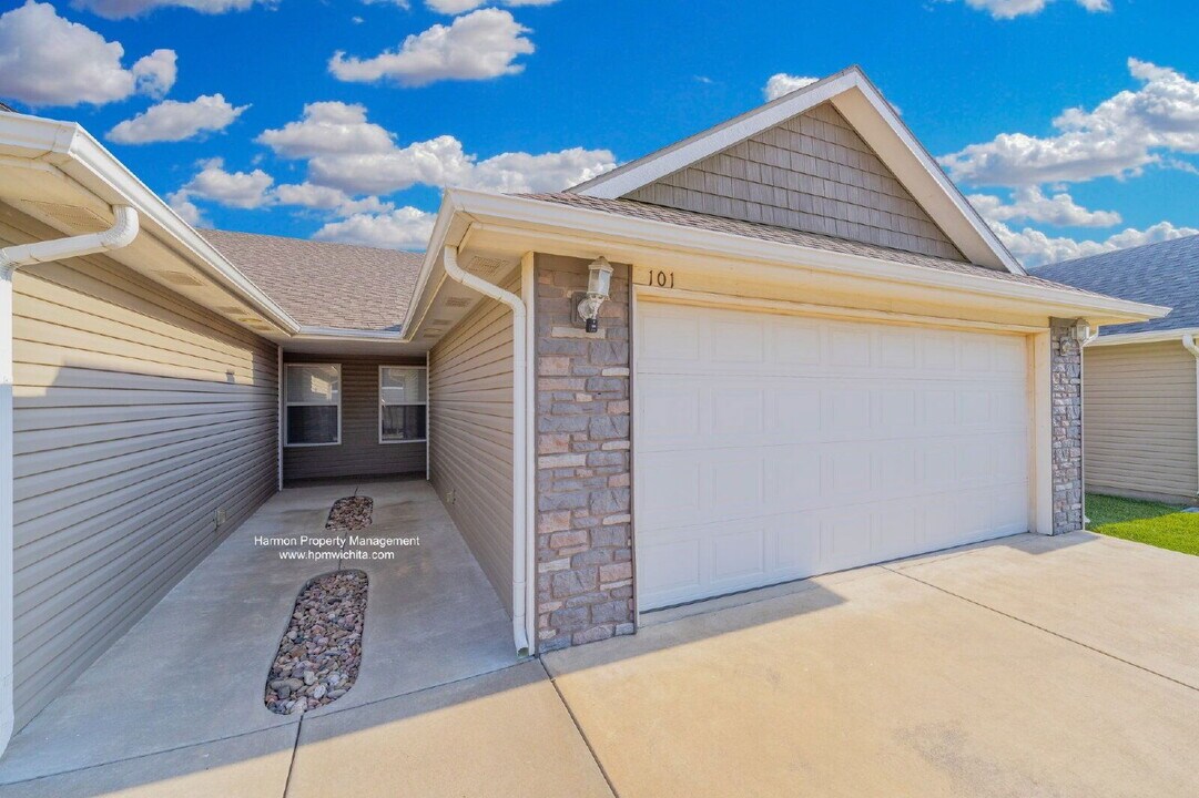 5326 N Hillside St in Wichita, KS - Building Photo