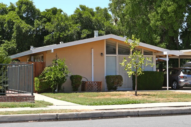 515-527 N Encina St in Visalia, CA - Building Photo - Building Photo