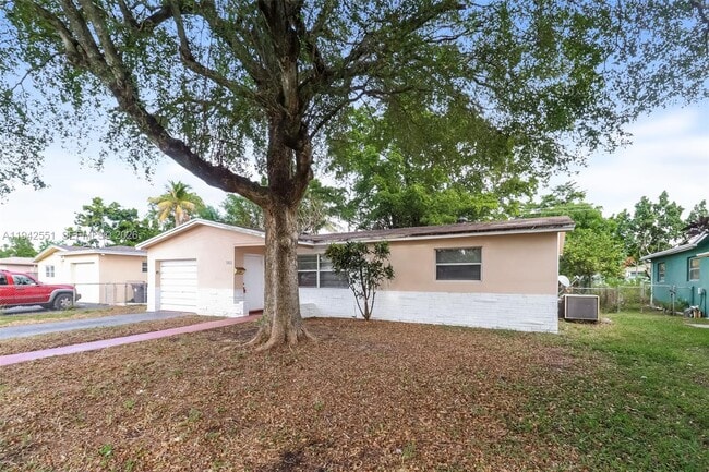 4180 NW 34th Way in Lauderdale Lakes, FL - Building Photo - Building Photo