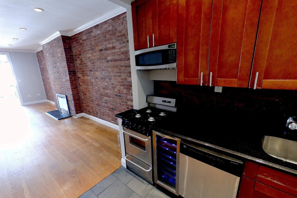 102 E 7th St in New York, NY - Building Photo