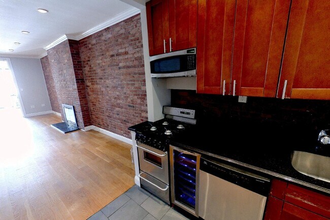102 E 7th St