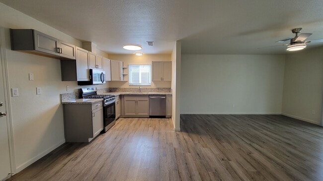 541 Arrowhead Ct in Modesto, CA - Foto de edificio - Building Photo