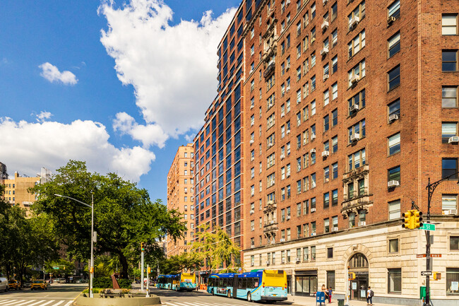 The Straus Park Condominium in New York, NY - Building Photo - Building Photo
