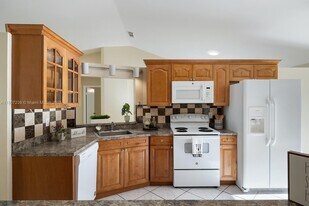 20770 NW 1st St in Pembroke Pines, FL - Building Photo