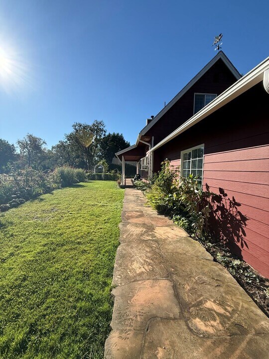 8893 Jeannette Ave in Sebastopol, CA - Building Photo