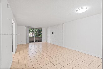 8501 NW 8th St in Miami, FL - Building Photo - Building Photo