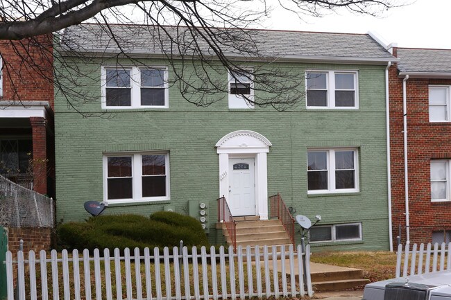1346 Queen St NE in Washington, DC - Foto de edificio - Building Photo