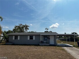 216 Oregon Way in Lehigh Acres, FL - Building Photo