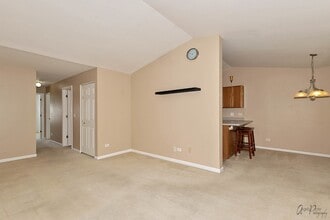 1187 N Red Oak Cir in Round Lake Beach, IL - Foto de edificio - Building Photo