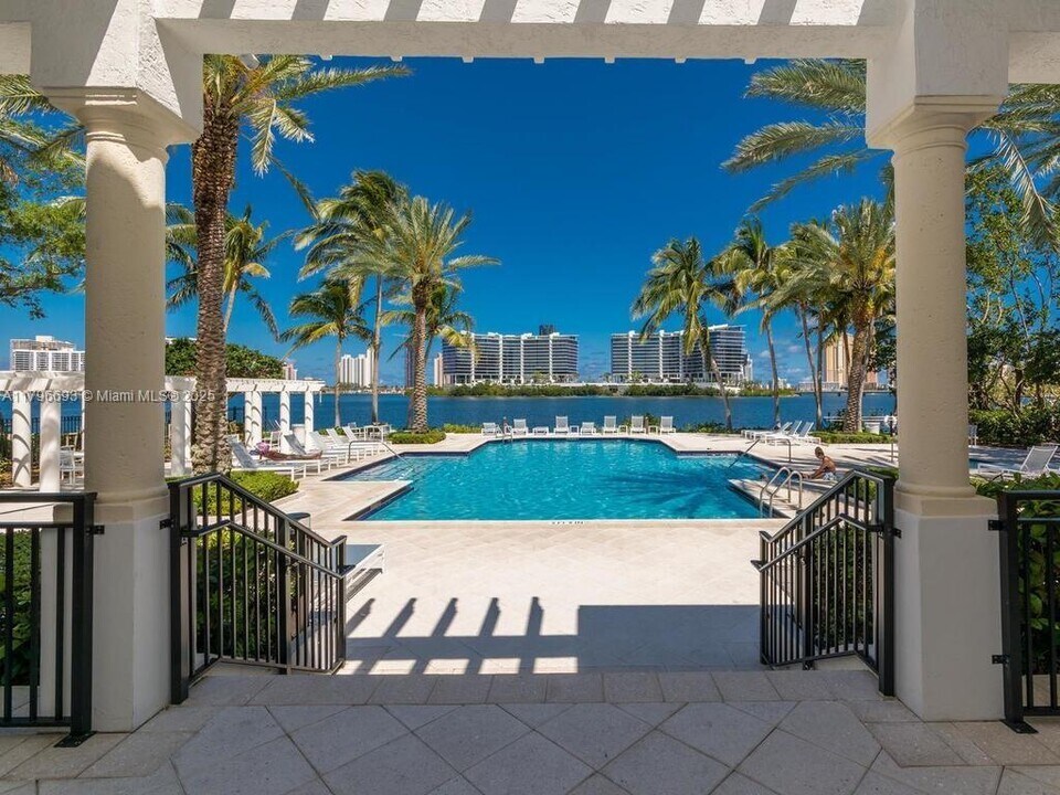 3235 NE 184th St, Unit 11303 in North Miami Beach, FL - Building Photo