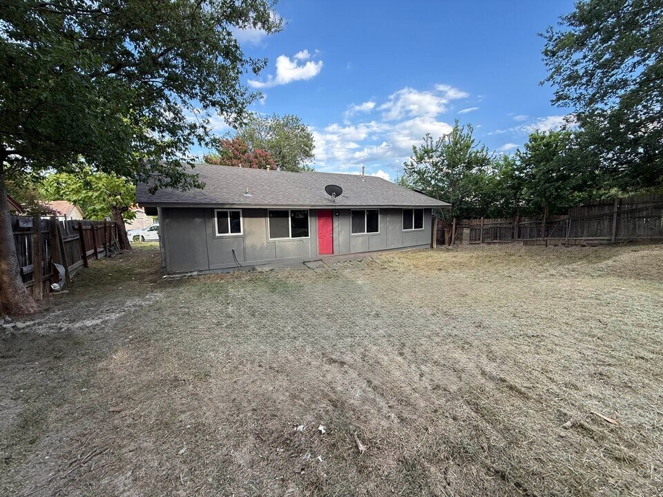 6916 Carwill Dr in Austin, TX - Foto de edificio
