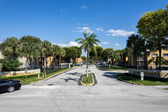 Magnolia Lane Condos in Miami, FL - Building Photo - Building Photo