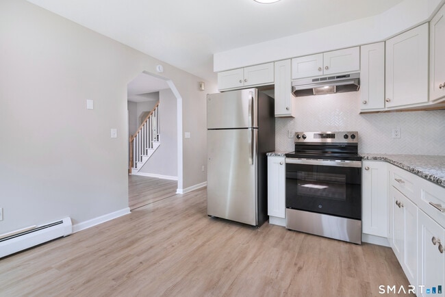 40 Kingsbury Ln in Glastonbury, CT - Building Photo - Building Photo