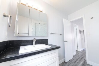 241 Bonito Ave in Long Beach, CA - Building Photo - Building Photo