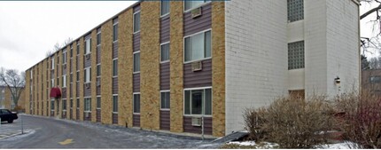 Shady Lawn Apartments in Kenosha, WI - Building Photo - Primary Photo