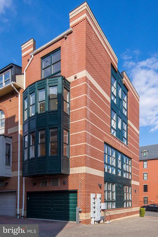 property at 1662 N Quinn St