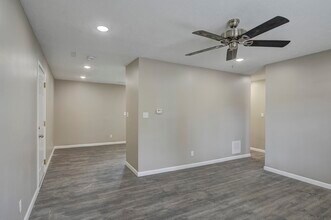 1017 Hiatt St in Carter Lake, IA - Foto de edificio - Building Photo