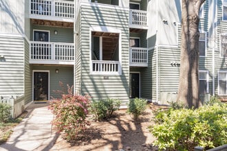 1011 Nicholwood Dr, Unit 105 in Raleigh, NC - Foto de edificio - Building Photo