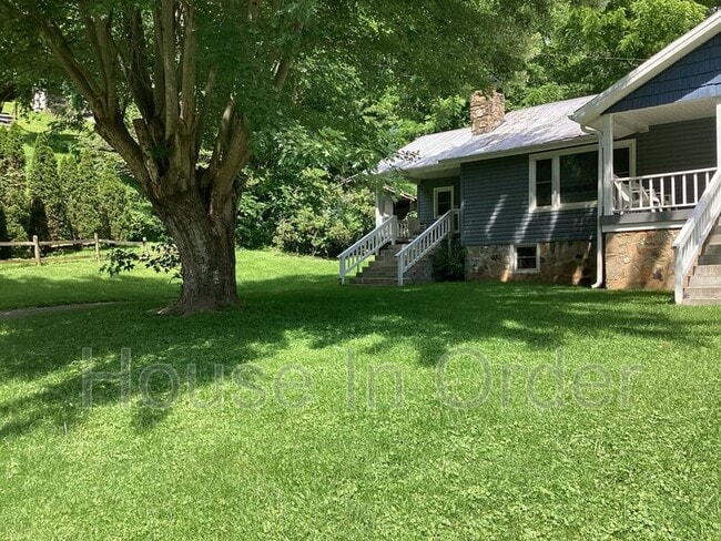 431 White Oak Rd in Waynesville, NC - Foto de edificio - Building Photo