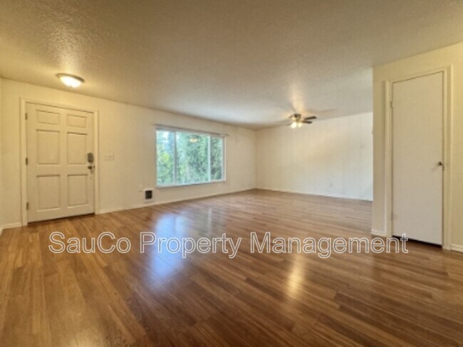 5560 SW Beaverton Hillsdale Hwy in Portland, OR - Building Photo - Building Photo