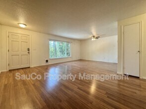 5560 SW Beaverton Hillsdale Hwy in Portland, OR - Building Photo - Building Photo