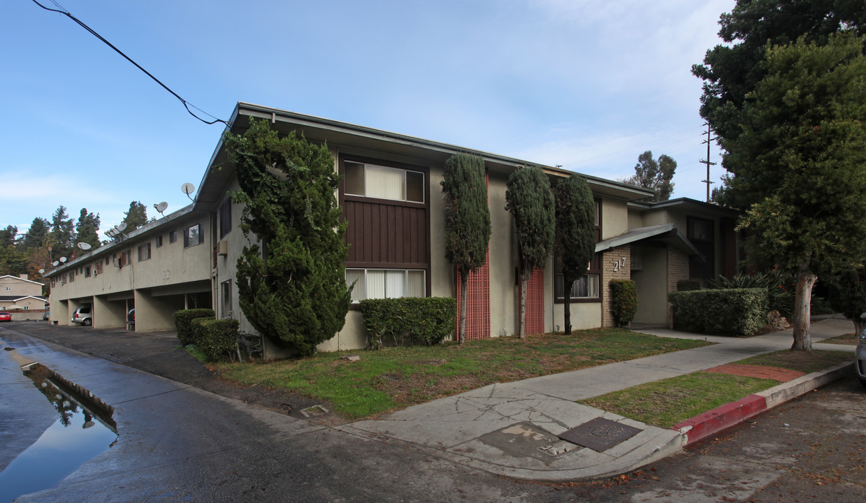 Holiday Cove in Los Angeles, CA - Building Photo