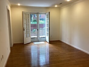 6639 Hillandale Rd in Bethesda, MD - Foto de edificio - Building Photo