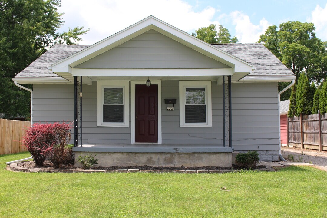 2205 N Glenwood Ave in Muncie, IN - Foto de edificio