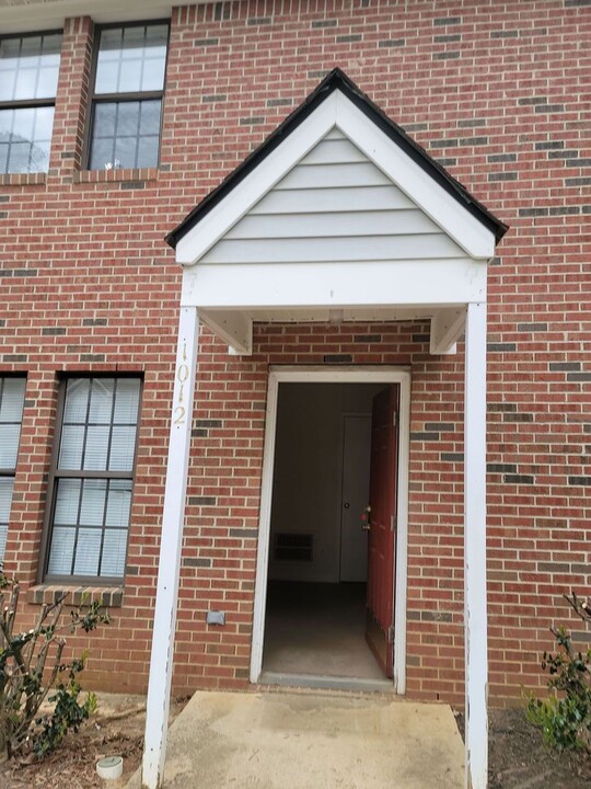1012 Parkthrough St in Cary, NC - Foto de edificio