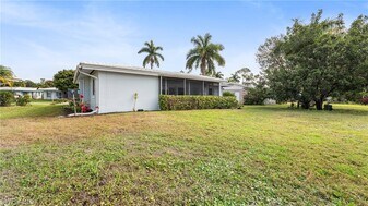 54 Hilo Ct in Naples, FL - Building Photo