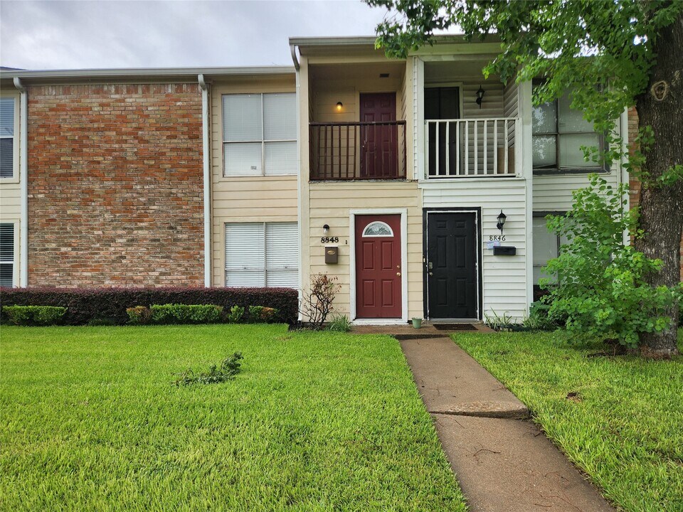 8848 Kempwood Dr in Houston, TX - Building Photo