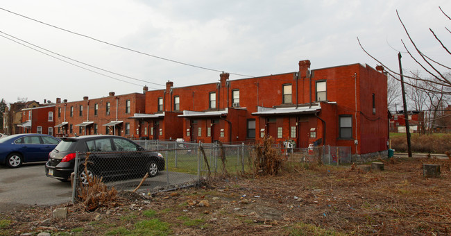 526-548 Cora St in Pittsburgh, PA - Foto de edificio - Building Photo