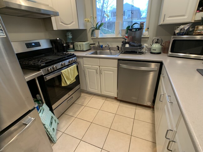 148 Thorndike St, Unit 148 in Brookline, MA - Foto de edificio - Building Photo
