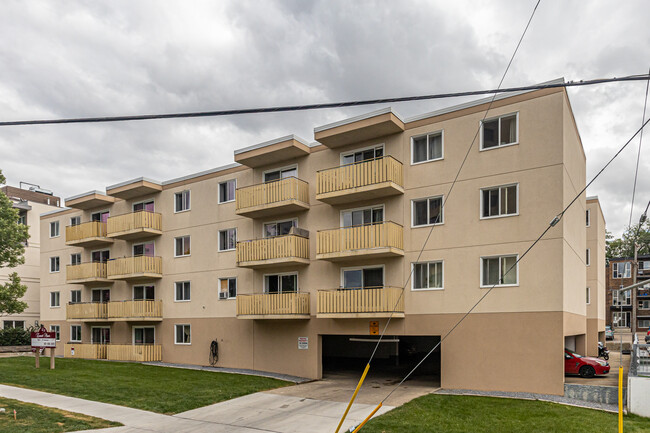 Emmett Manor in Edmonton, AB - Building Photo - Building Photo