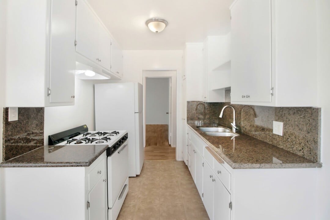 1437 Brockton Ave in Los Angeles, CA - Building Photo