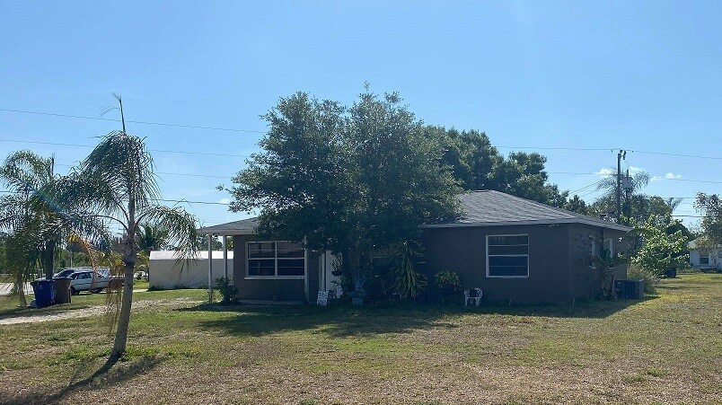 2250 East 10th Street in Lehigh Acres, FL - Foto de edificio