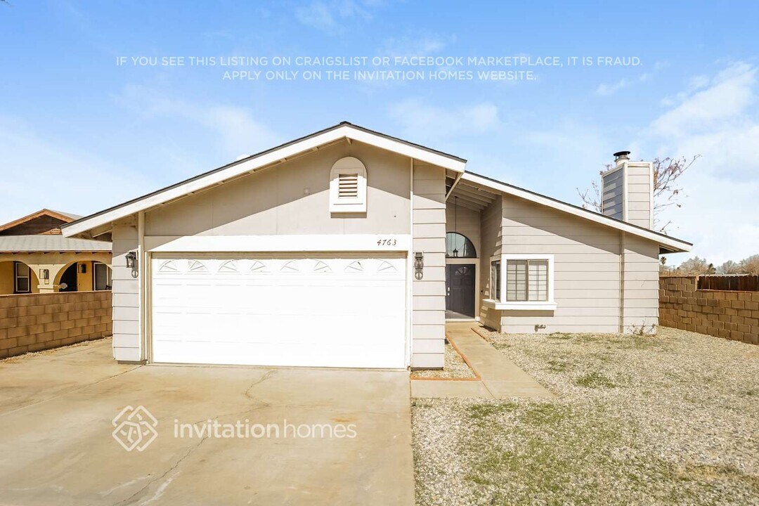 4763 W Ave L8 in Lancaster, CA - Foto de edificio