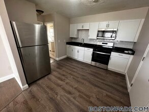 18 Waugh St in Lowell, MA - Foto de edificio - Building Photo