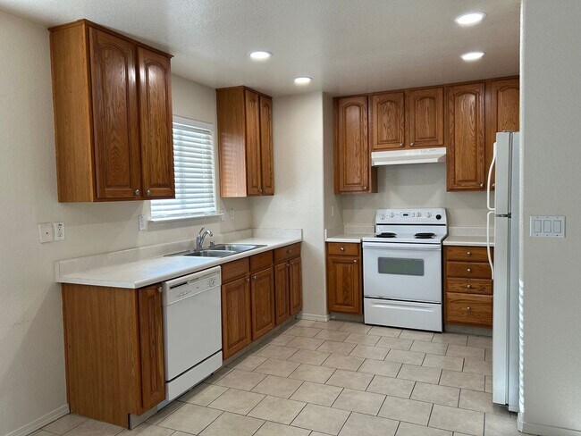 450 B St in Hollister, CA - Building Photo - Building Photo