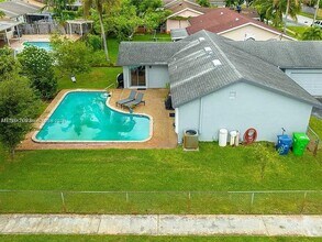 10900 NW 28th St in Sunrise, FL - Foto de edificio - Building Photo