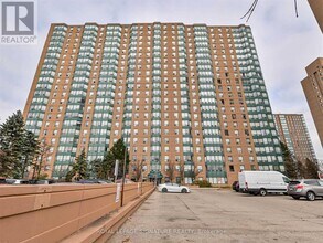 135 Hillcrest Ave in Mississauga, ON - Building Photo - Building Photo