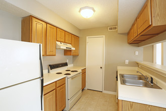 Goose Creek Apartments in Bloomington, IL - Building Photo - Interior Photo