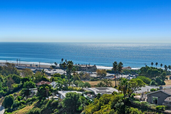 6240 Tapia Dr in Malibu, CA - Building Photo - Building Photo