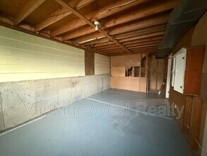 1097 Monterey Ct in Kelowna, BC - Building Photo - Building Photo