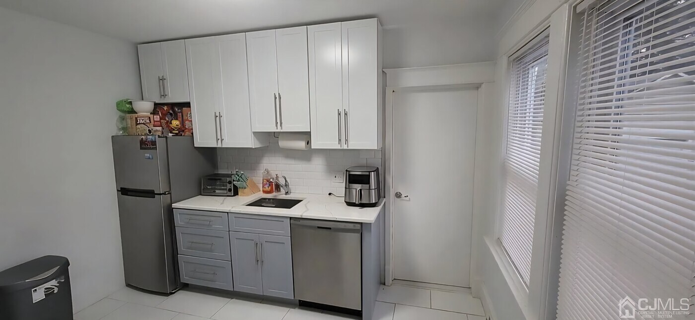 14 Oak St in New Brunswick, NJ - Building Photo