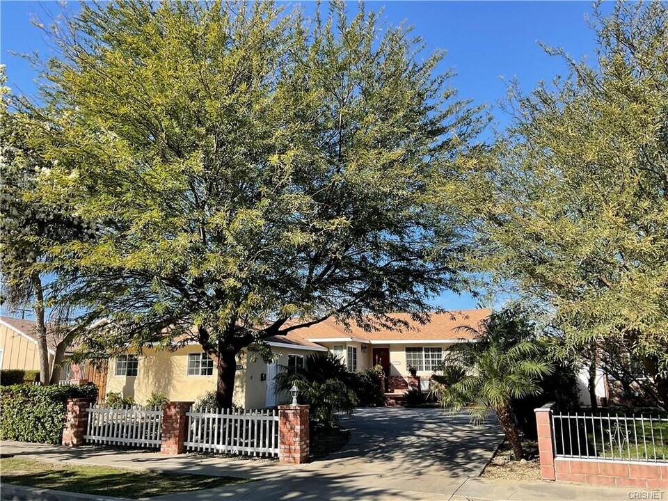 22737 Hamlin St in West Hills, CA - Building Photo